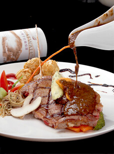 牛排浇汁美食特写