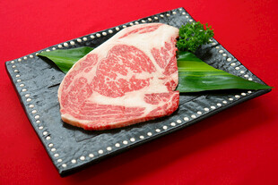 美味生牛肉片摆于盘上