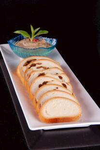 精致切片糕点摆盘展示