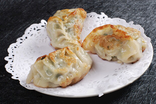 美味煎饺摆于精致盘中