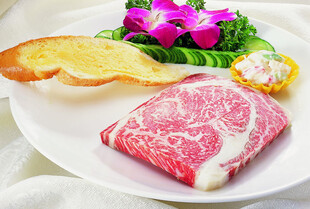 新鲜雪花牛肉摆盘展示