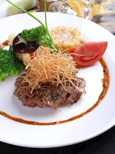 美味煎牛排配多样蔬菜