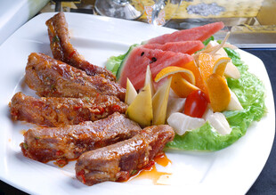 美味烤排骨配多彩蔬菜