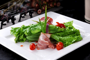 培根配生菜摆盘精致