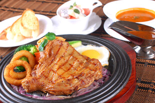 美味牛排套餐诱人呈现