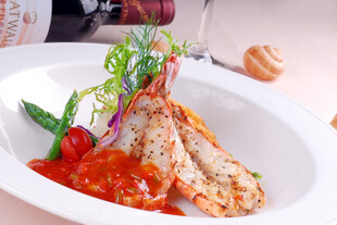 美味烤虾搭配新鲜蔬菜