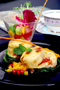 精致摆盘的多彩创意美食