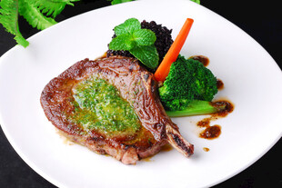 香煎牛排配时蔬