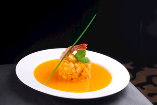 精致虾仁配橙色酱汁料理