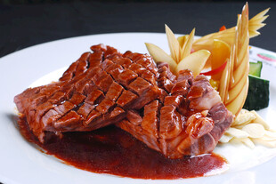 美味烤排骨配精美配菜