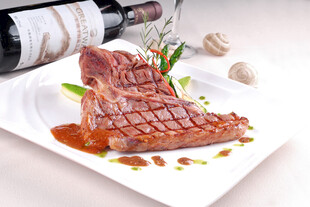 美味牛排搭配红酒摆盘