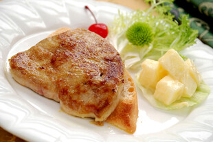 香煎鹅肝配水果与蔬菜