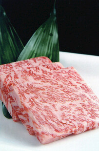 新鲜雪花牛肉片展示