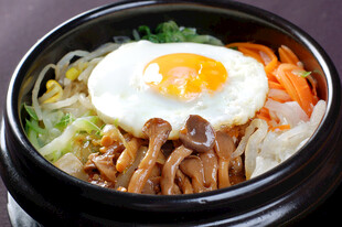 韩式石锅拌饭美味诱人