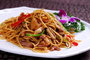 肉丝炒面色香味俱全