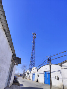 乡村中的通信铁塔