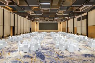 宽敞华丽的宴会大厅布置
