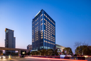 城市夜景中的高楼建筑