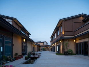 古雅街道夜景静谧美好