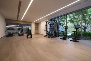 现代宽敞健身房室内景象