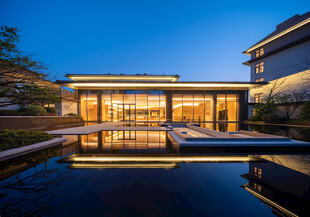 湖畔现代别墅夜景倒影