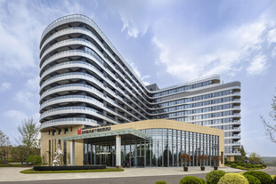 现代风格弧形高层商业建筑