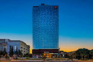 城市中高耸的现代玻璃建筑