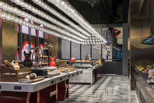 自助餐厅丰富美食展示