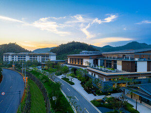 现代风格建筑群与自然风光