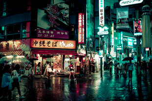 霓虹灯下的热闹都市街道