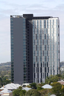 现代高层玻璃幕墙办公建筑