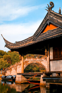 古桥畔的中式古典建筑