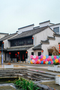 江南水乡古建筑前的彩球