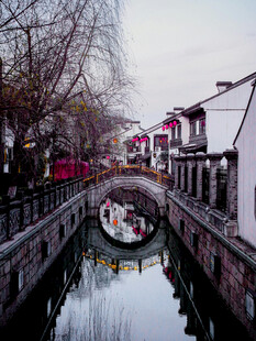 江南水乡古桥小船景致