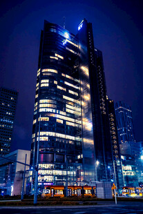 都市夜景中的璀璨摩天大楼
