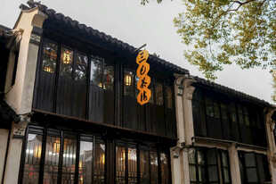 中式建筑外的醒目灯笼装饰