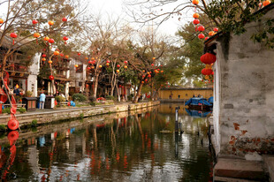 古巷河畔红灯笼装点景