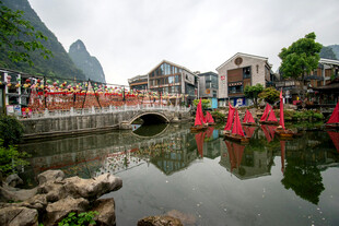 古桥河畔的传统庆典场景