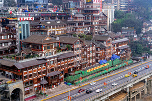重庆洪崖洞旁的公路景象