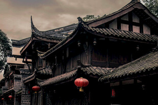 古巷中式建筑挂红灯笼