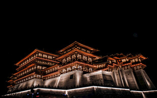 夜幕下的宏伟古建筑
