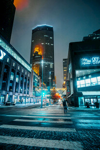 都市夜景下的繁华街道