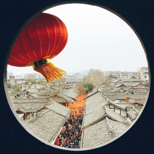 圆窗窥景下的古巷红灯笼