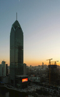 夕阳下的城市摩天大楼