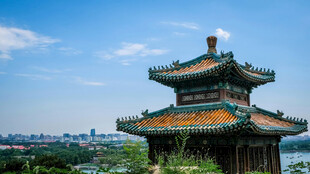古典楼阁映蓝天美景