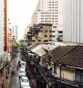 城市街景中的市井生活画面