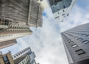 仰视城市高楼建筑群