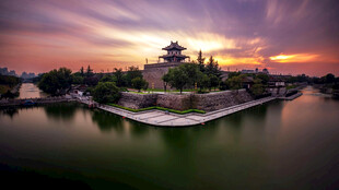 夕阳下的古朴水边建筑