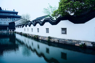 江南水乡白墙黑瓦景致