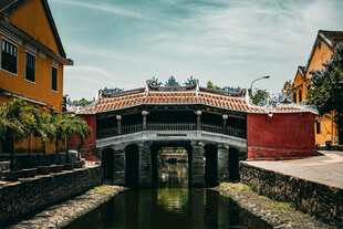 越南古桥与河畔多彩建筑